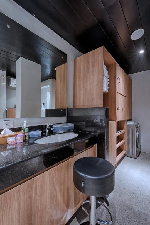 Kuchyň nebo kuchyňský kout v ubytování Kuretakeso Kemang Hotel