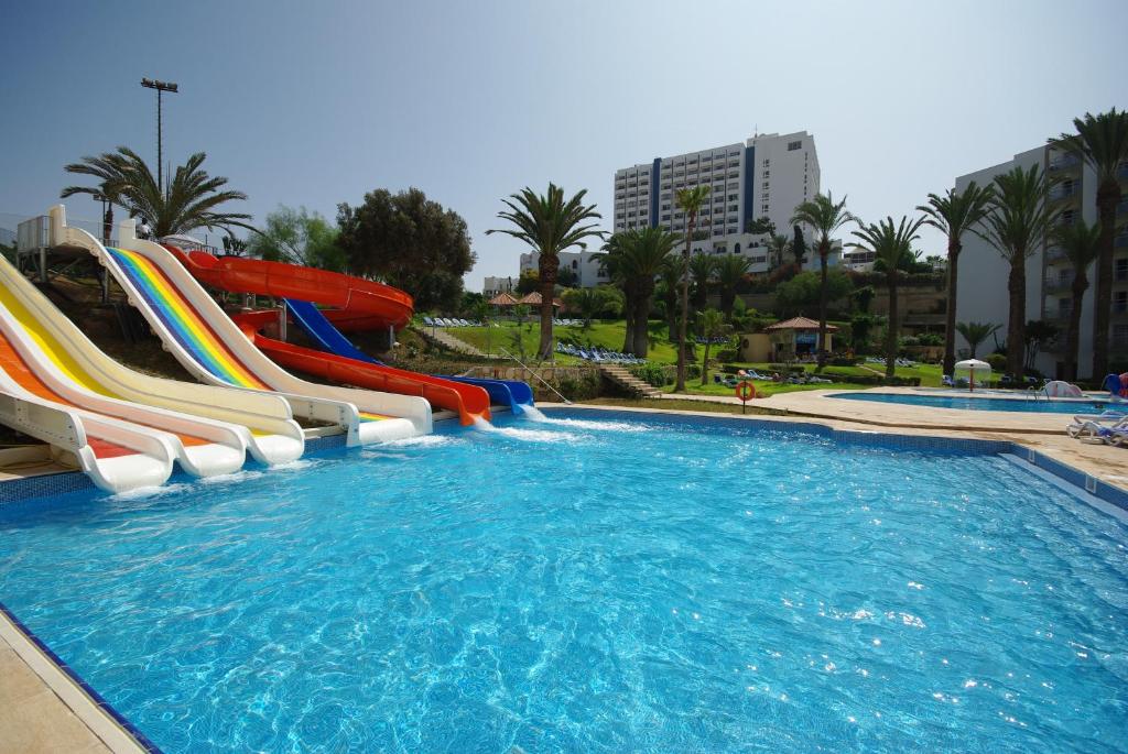 un tobogán de agua en una piscina en Kenzi Europa en Agadir