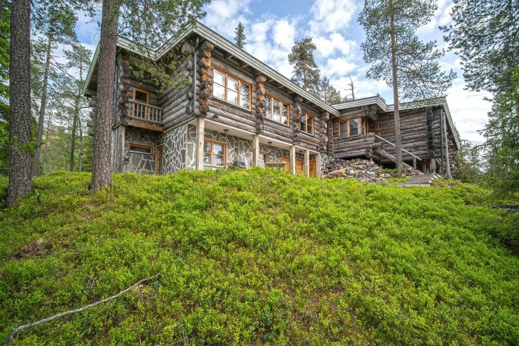 a log house on a hill in the woods at Keloruka Cottage in Ruka