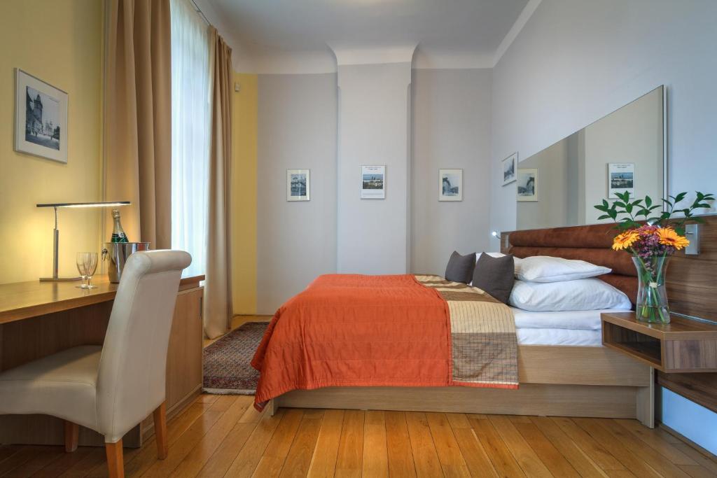 Postel nebo postele na pokoji v ubytování Monastery Hotel