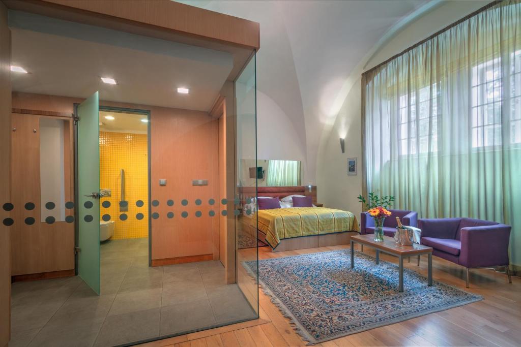 Posezení v ubytování Monastery Hotel