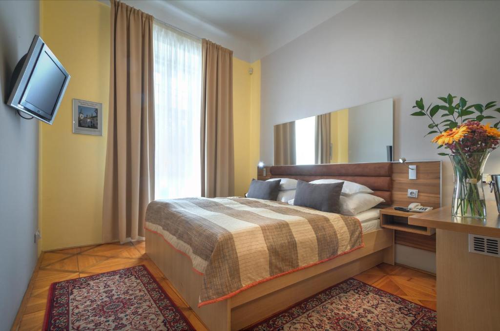 Postel nebo postele na pokoji v ubytování Monastery Hotel