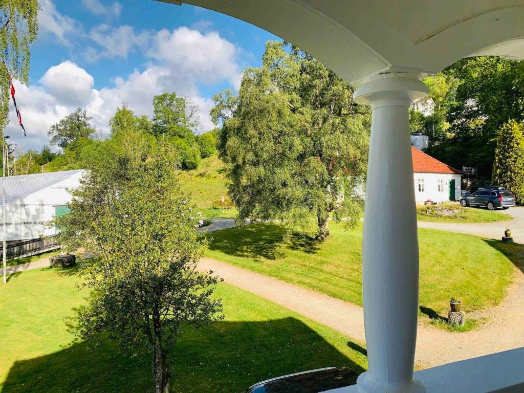 una vista desde el porche de una casa con un árbol en Moldegaard Farmhouse - Apartment B, en Moldegard