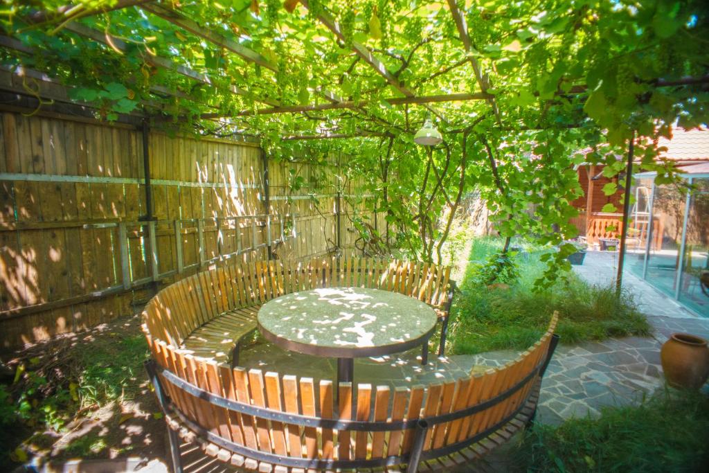 een tafel en stoelen in een achtertuin met een hek bij Hotel Almi in Akhaltsikhe