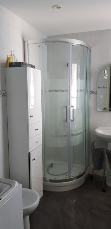 A bathroom at Faro de Cullera I