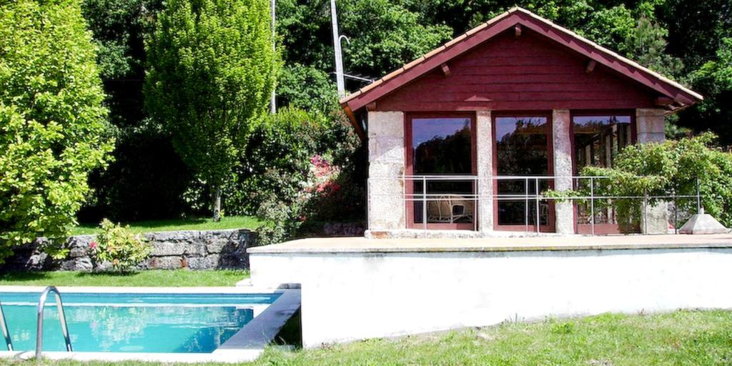 Quinta Da Longra في فيزيلا: شرفة مع مسبح بجوار منزل