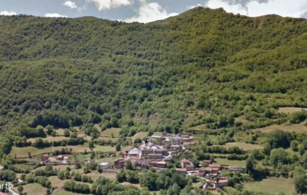 uma pequena cidade no meio de uma montanha em La Forna del Coto em Coto de Buenamadre