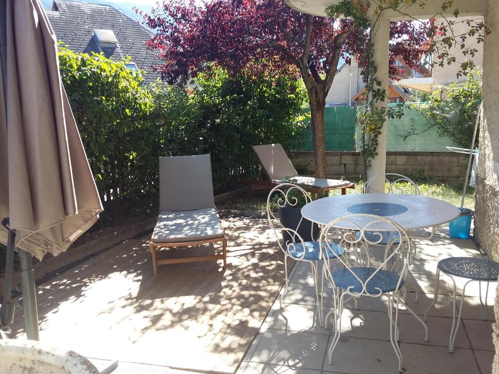 a patio with a table and chairs and a laptop at appartement leauma in Guillestre