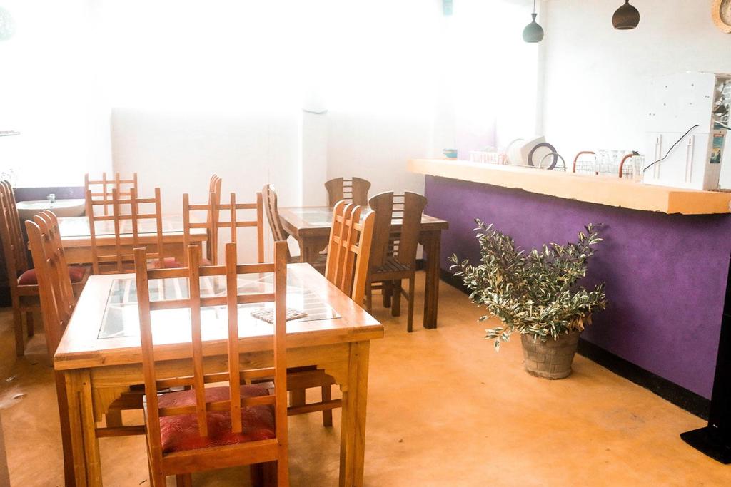 Restauracja lub miejsce do jedzenia w obiekcie Adhi's Place Ella