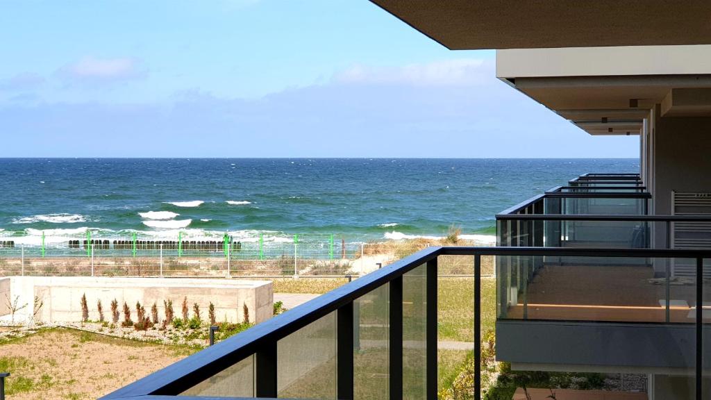 een balkon met uitzicht op de oceaan bij Marine Gardenia Seaside in Dziwnów
