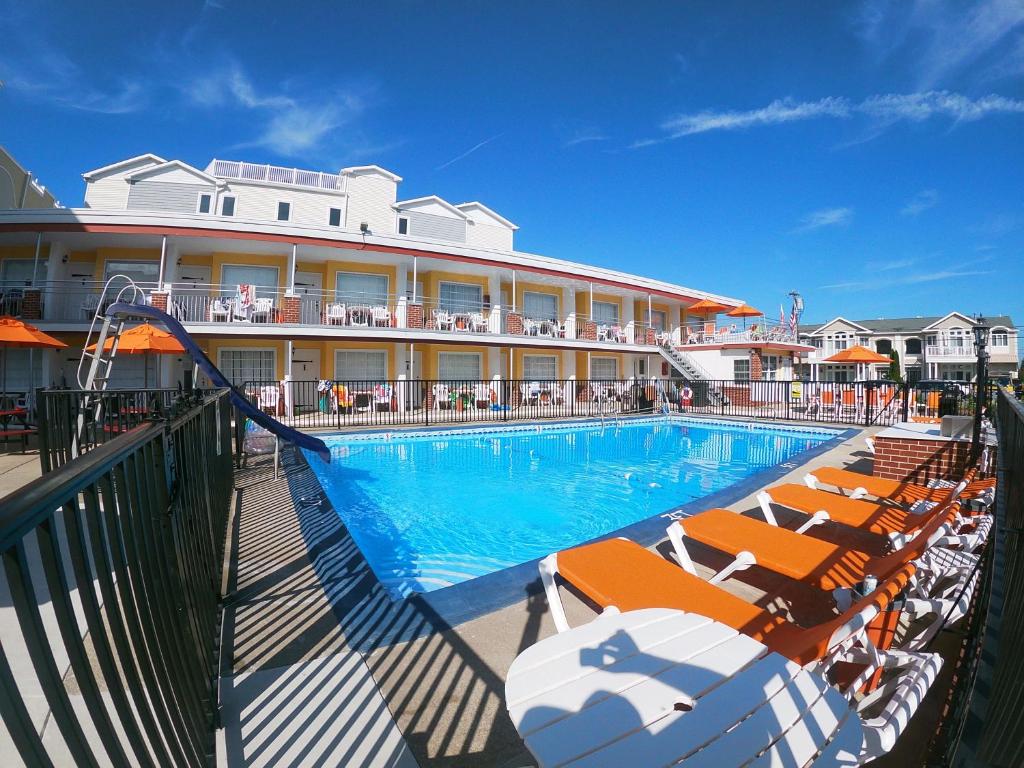 una piscina con sedie e un hotel di Sea Chest Motel a Wildwood Crest
