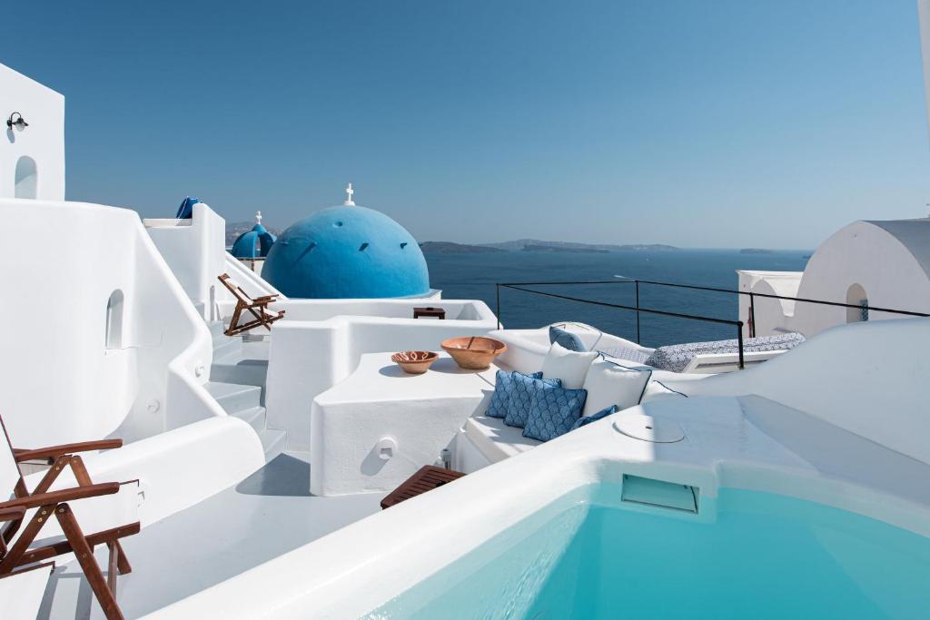 Bazén v ubytování Oia Spirit Boutique Residences nebo v jeho okolí