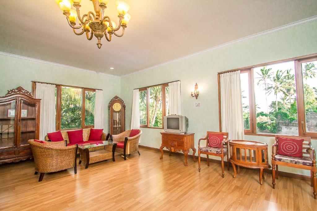 Posezení v ubytování Puri Saron Hotel Madangan - Gianyar