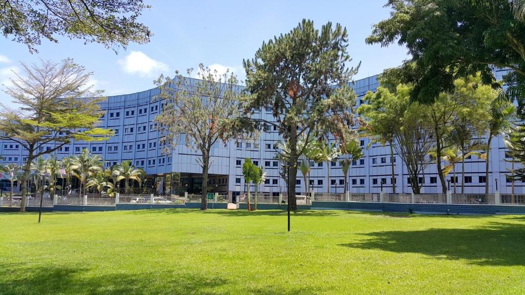 Imperial Resort Beach Hotel tesisinin dışında bir bahçe