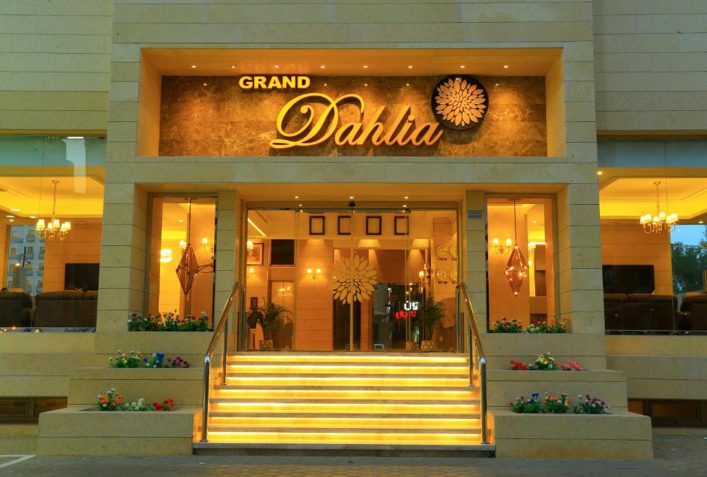 クウェートにあるGrand Dahlia Hotel Apartment - Sabah Al Salemの階段を目の前に並ぶ大きなダリア店