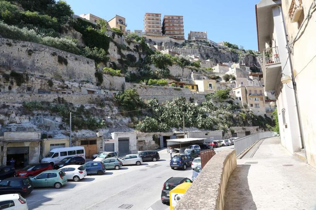 een straat met auto's geparkeerd aan de zijkant van een heuvel bij Casa Matteo Giovanni in Modica