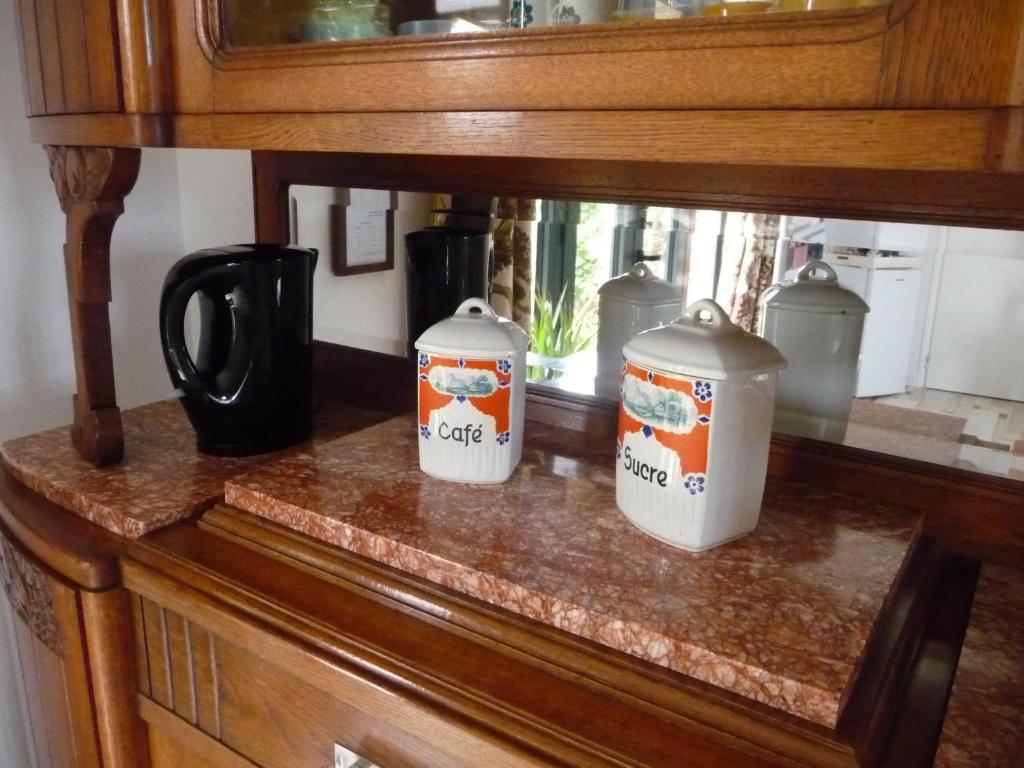 Příslušenství pro přípravu čaje a kávy v ubytování Chambre d'hôtes Suite 53m2 ou Caravane vintage avec cuisine et salle de bains privées, B&B 53m2 Suite or Vintage caravan with private kitchen and bathroom