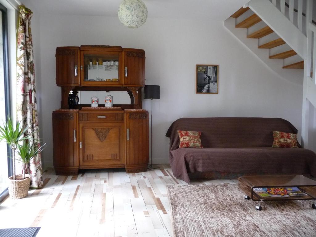 Posezení v ubytování Chambre d'hôtes Suite 53m2 ou Caravane vintage avec cuisine et salle de bains privées, B&B 53m2 Suite or Vintage caravan with private kitchen and bathroom