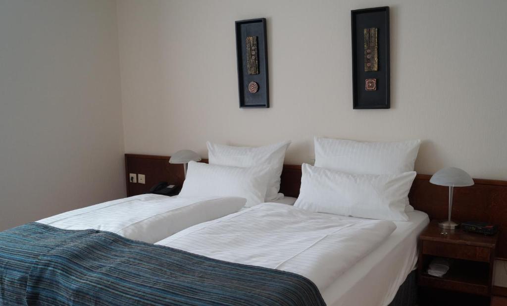 Postel nebo postele na pokoji v ubytování Hotel Forsthaus St. Hubertus