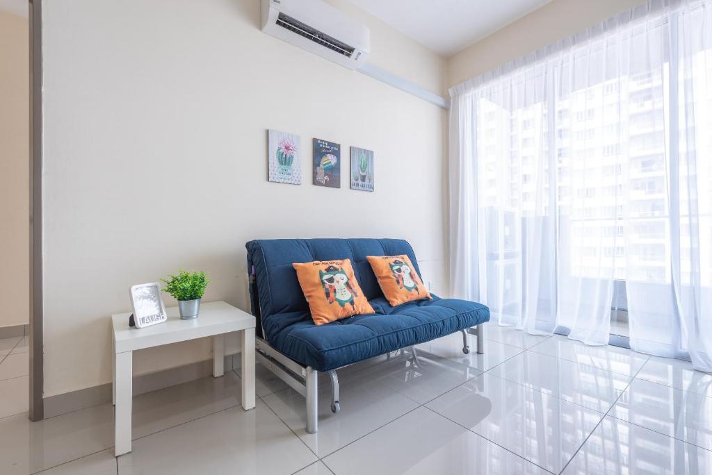 een blauwe stoel in een kamer met een tafel en een raam bij PV21 Setapak, Wangsamaju, Melawati, 15min to KLCC B36a in Kuala Lumpur