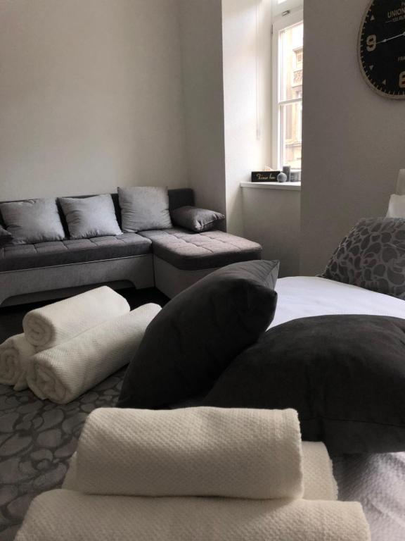un soggiorno con 2 letti e un divano di Antwerp appartments a Sarajevo