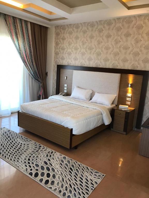 Postel nebo postele na pokoji v ubytování Dolphin Ras El-Bar Hotel