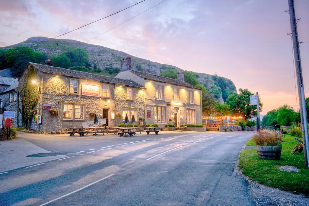 un edificio al lado de una carretera en Tennant Arms Hotel en Grassington