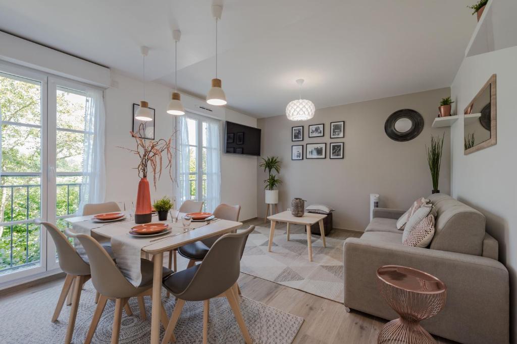 un salon avec une table et un canapé dans l'établissement Disneyland Paris Sweet dreams apartment BMYGUEST, à Serris