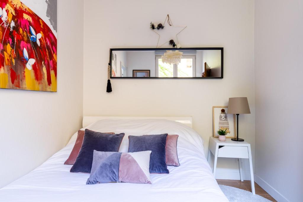 - une chambre avec un lit blanc et un miroir mural dans l'établissement ☆ CHARMANT 2 PIECES, Calme & Lumineux - CENTRE VILLE ☆, à Strasbourg