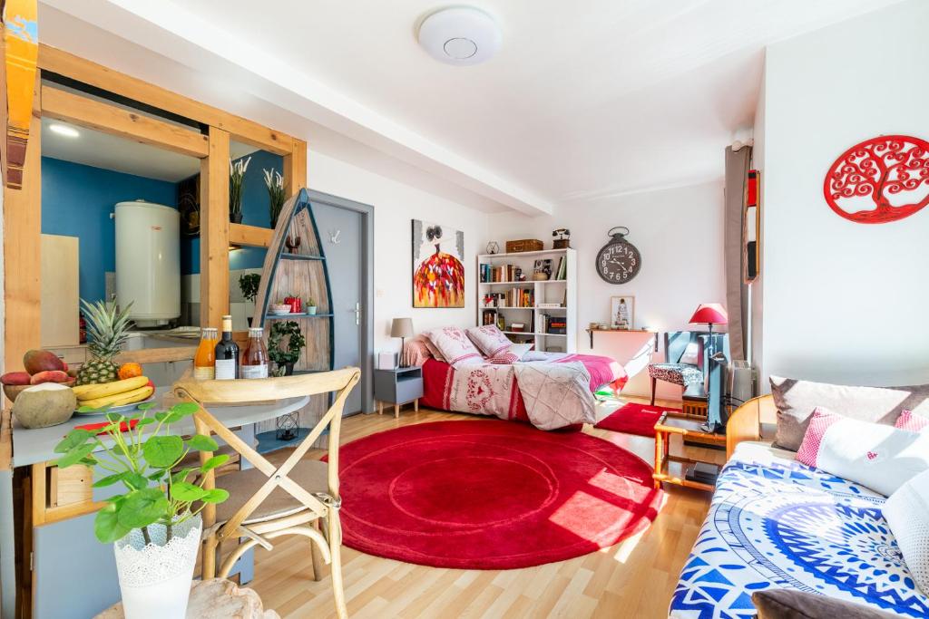 ein Wohnzimmer mit einem roten Teppich in der Unterkunft ☆ CHARMANT STUDIO ☆ Calme & Lumineux - CENTRE VILLE ☆ in Straßburg