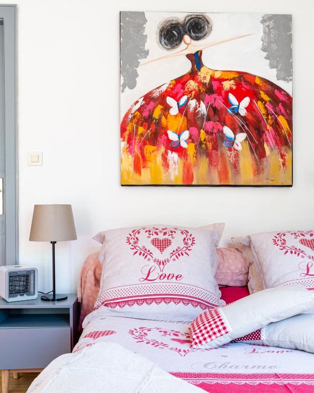 une chambre avec un lit avec un tableau sur le mur dans l'établissement ☆ CHARMANT STUDIO ☆ Calme & Lumineux - CENTRE VILLE ☆, à Strasbourg