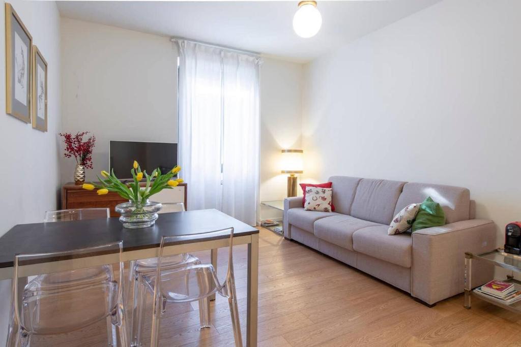 Телевизор и/или развлекательный центр в JOIVY 1BR Apt in Isola with Stunning View to Bosco Verticale