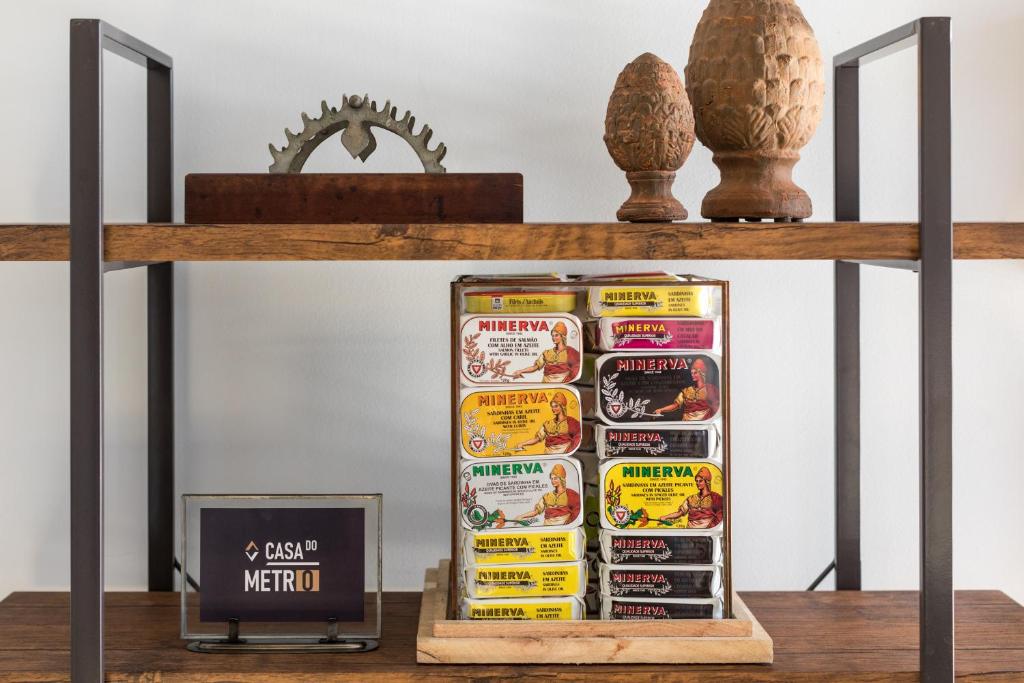 a shelf with a container of food and a tv at Metro Loft in Póvoa de Varzim