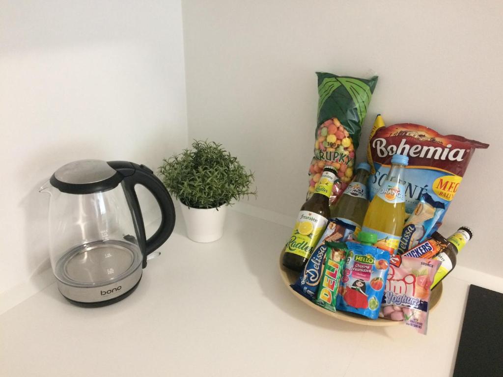Příslušenství pro přípravu čaje a kávy v ubytování Apartmán Dara