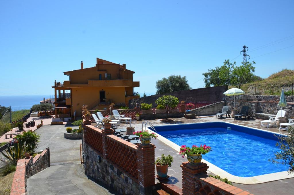 una casa con piscina en la azotea en The Lemon Tree, en Taormina