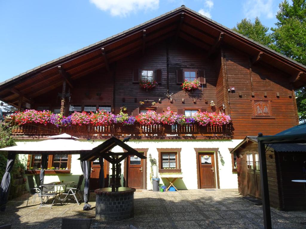 ein Haus mit Blumen auf der Seite in der Unterkunft Uschi's Familienparadies in Monschau