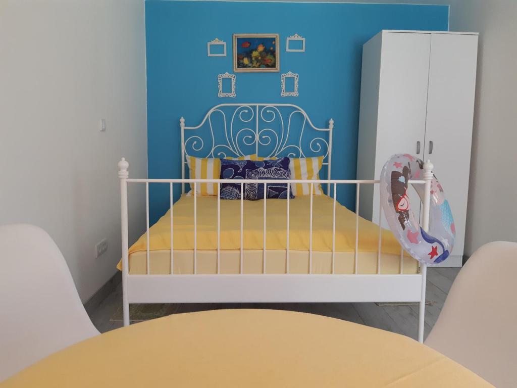 Dormitorio infantil con cama azul y blanca en Studio Zeka/Bunny en Arilje