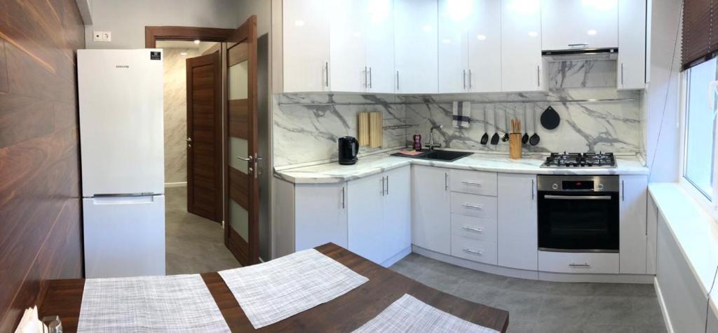 Фото Двухкомнатные Апартаменты на Роз 61, Сочи Центр