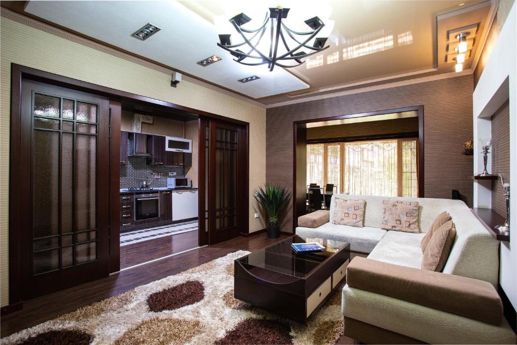 een woonkamer met een bank en een tafel bij Efendi Apartment in Tasjkent