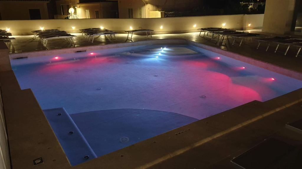 Bazén v ubytování Hotel La Contessa nebo v jeho okolí