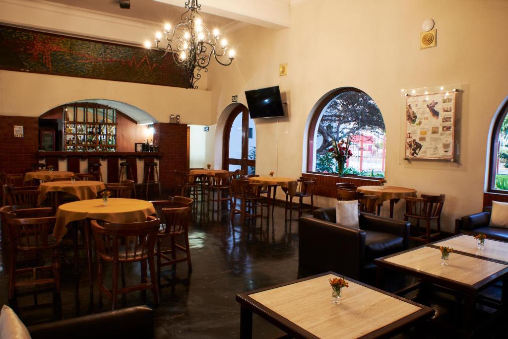Un restaurante o sitio para comer en DM Hoteles Nasca