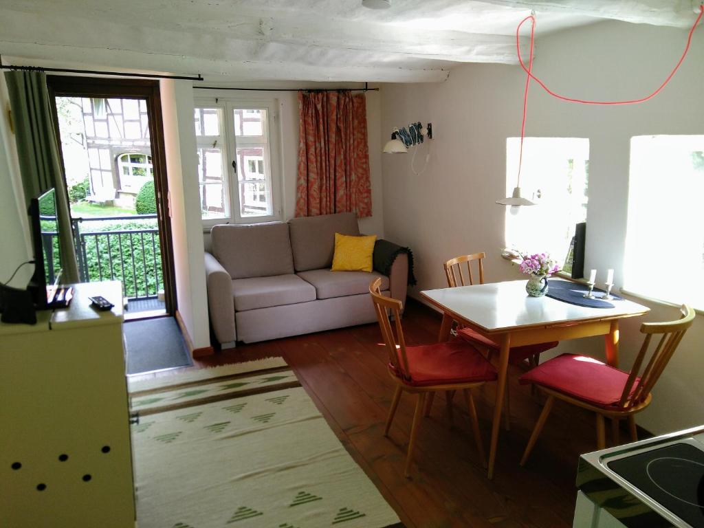 ein Wohnzimmer mit einem Tisch und einem Sofa in der Unterkunft Brunottescher Hof in Wallenstedt