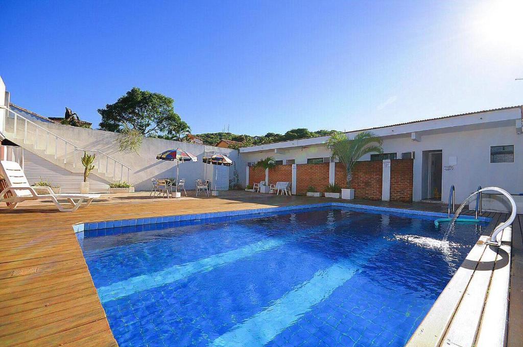 een zwembad met een glijbaan naast een huis bij Pousada Brisas de Búzios in Búzios