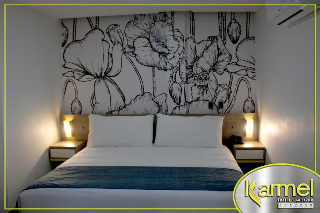 Una cama o camas en una habitación de Hotel Karmel