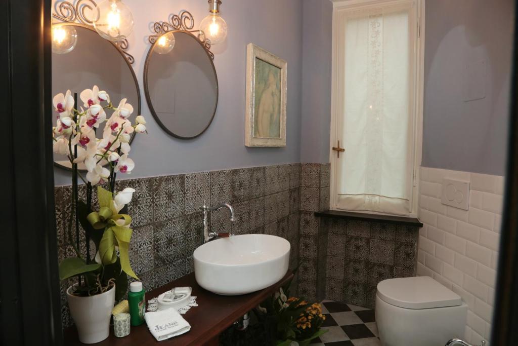 Vonios kambarys apgyvendinimo įstaigoje Jeans Luxury House