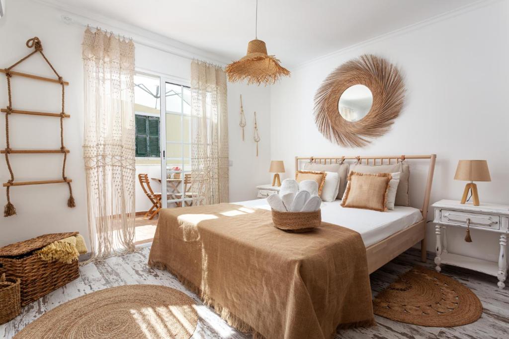 Un pat sau paturi într-o cameră la CASA DO SOL by Ammonite&Co