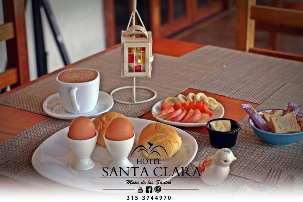 una mesa con huevos y desayuno en Hotel boutique Santa Clara Mesa de los Santos, en Los Santos