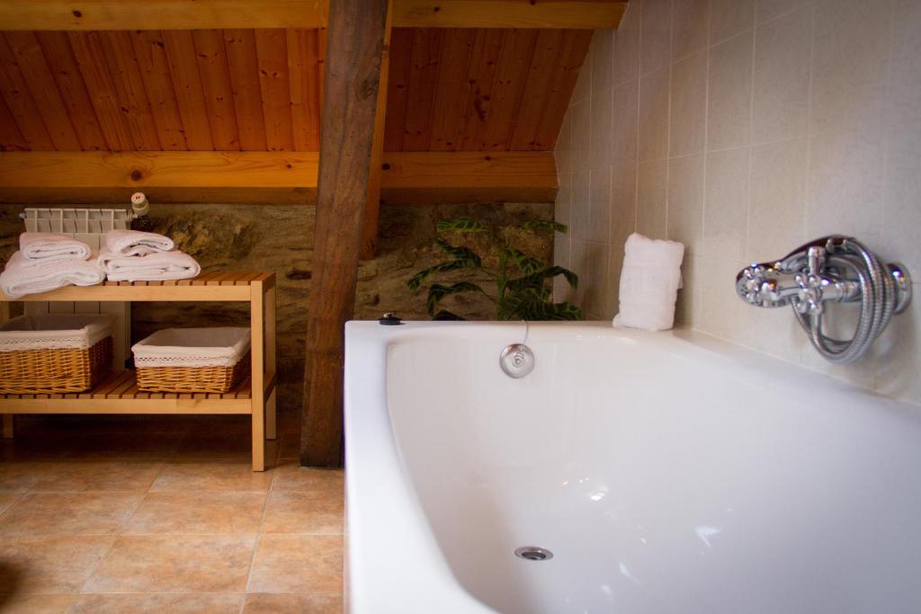 y baño con bañera y grifo. en Casa Rural Penaquente, en Santa Marta de Ortigueira