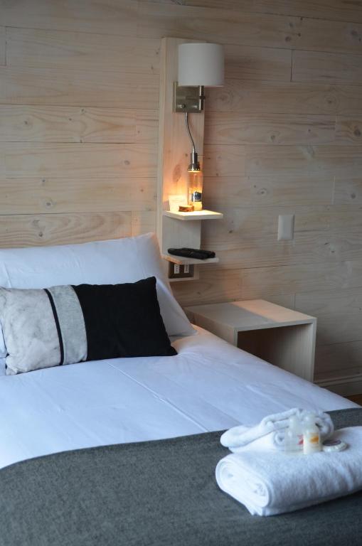 Postel nebo postele na pokoji v ubytování Hostal Boutique Puerta Roja