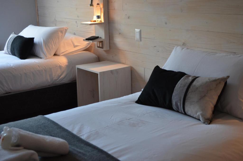 Postel nebo postele na pokoji v ubytování Hostal Boutique Puerta Roja